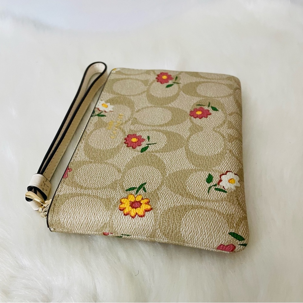 NWT Coach Ditsy corner Zip Wristlet In Signature Canvas - Picture 5 of 8